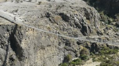 Köprünün yürüyen insanlar