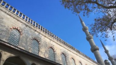 Mavi gökyüzü mavi Camii