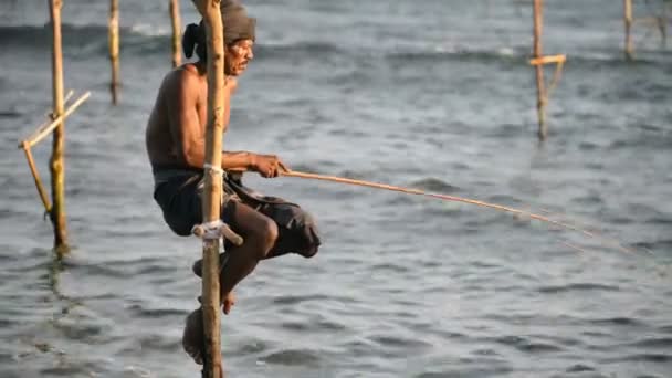 Pescador pescando en el océano Índico — Vídeo de stock