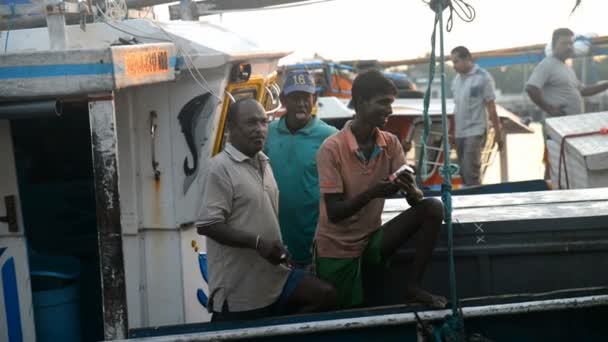 Pescadores de Sri Lanka trabajando — Vídeo de stock