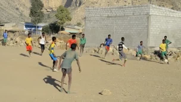 Les enfants jouent au football — Video