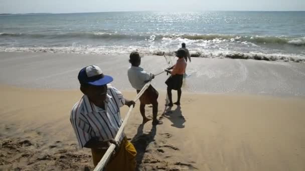 Pescadores tiran de la red del océano — Vídeos de Stock