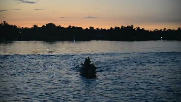 Fischerboot und Fischer — Stockvideo