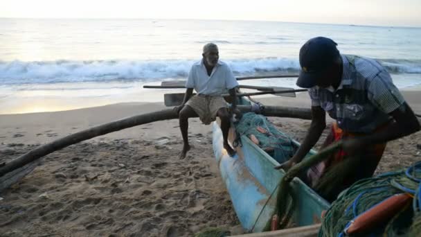 Pescadores na praia, Tangalle — Vídeo de Stock