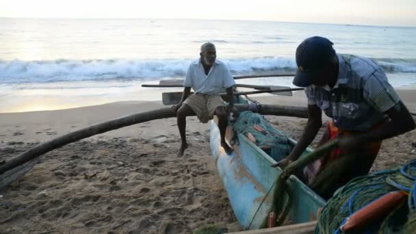 Fiskare på stranden, Tangalle — Stockvideo