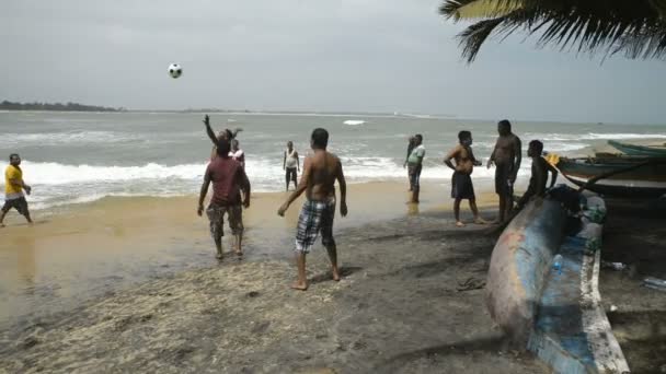 Gente local jugando fútbol — Vídeos de Stock