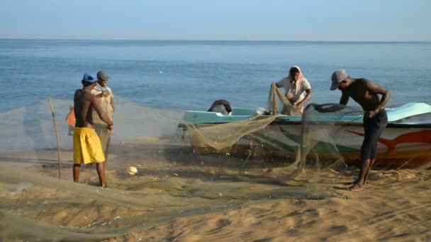 Sri Lankan fishermen removing fish — Stock Video