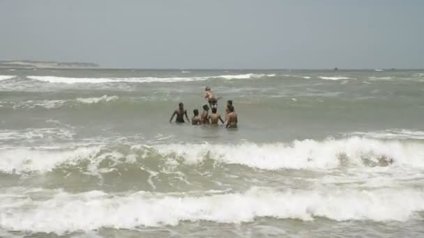 Gente local jugando en las olas — Vídeos de Stock