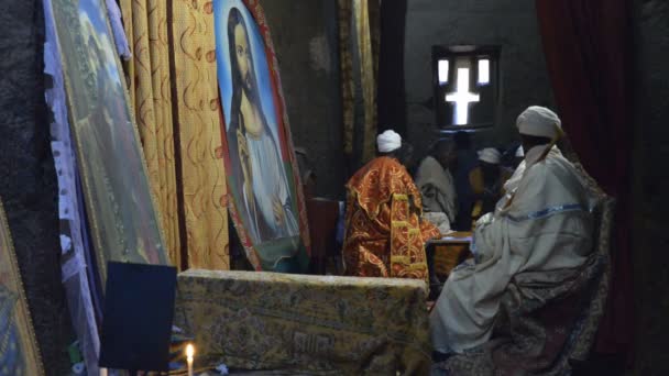 Pèlerins priant dans l'église — Video