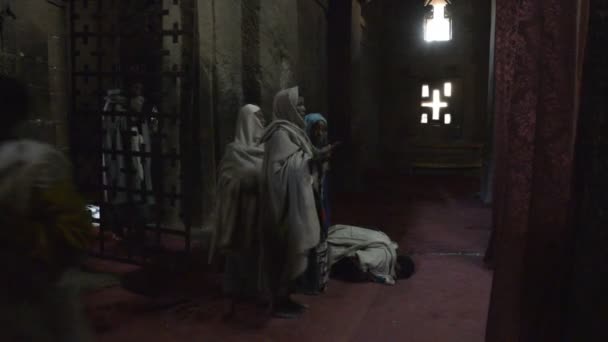 Pèlerins priant dans l'église — Video