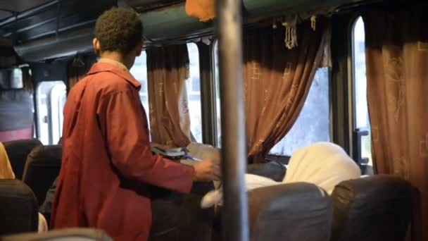 Интерьер автобуса с паломниками — стоковое видео