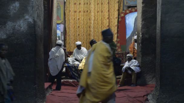 Pilgrimer som ber i kyrkan — Stockvideo