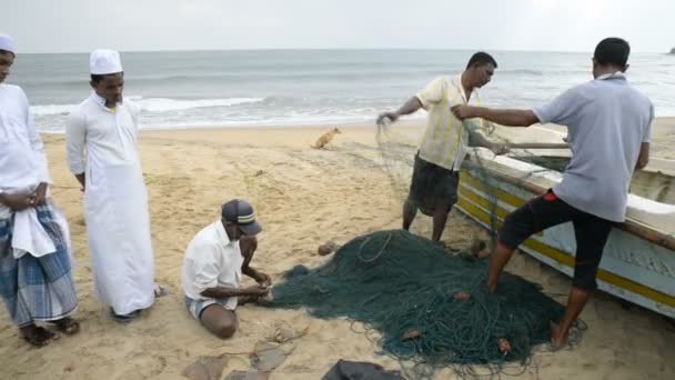 Fishermen repairing nets — Stock Video