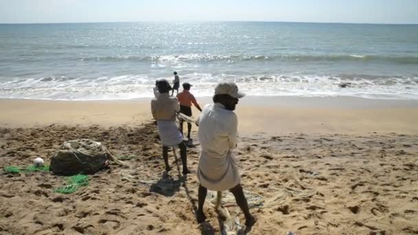 Pescadores tirando de la red de la playa — Vídeo de stock