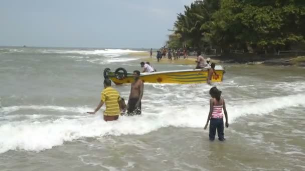 Fiskare på den populära Surf Beach — Stockvideo