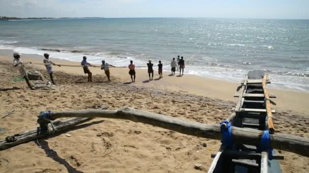 Pêcheurs tirant le filet de la plage — Video