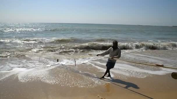 Pescador en la playa de Tangalle — Vídeo de stock