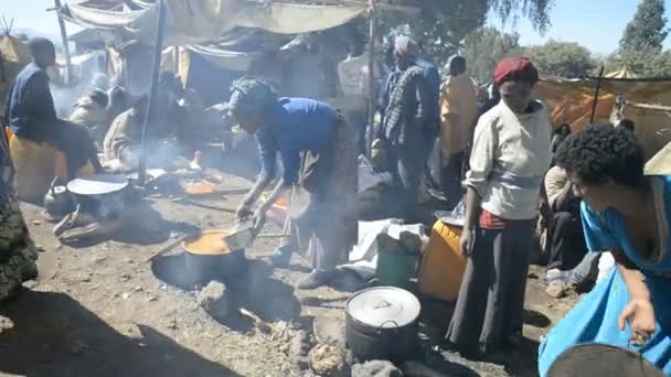 Pèlerins rassemblés pour la cérémonie — Video