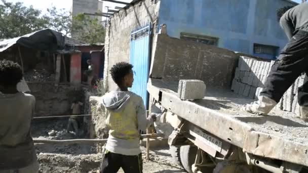 Los hombres trabajan t la construcción — Vídeos de Stock