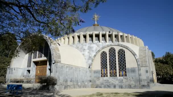 Außenansicht der neuen Kirche — Stockvideo