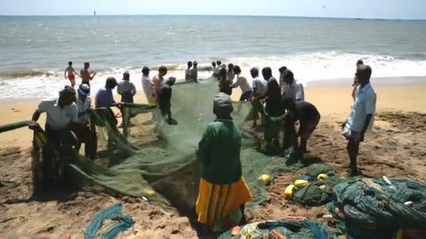 Fishermen pull net from the ocean — Stock Video