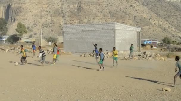 Les enfants jouent au football — Video