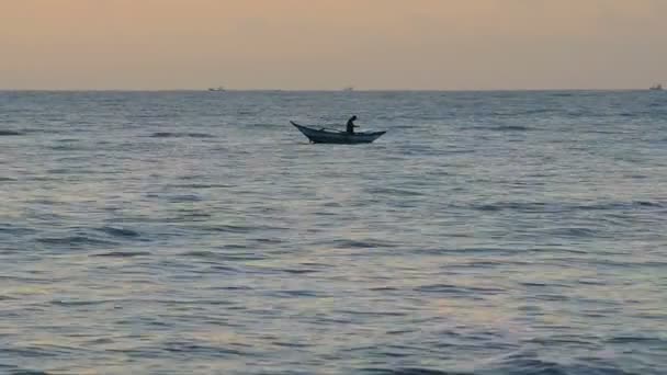 Barco pesquero y pescador — Vídeo de stock