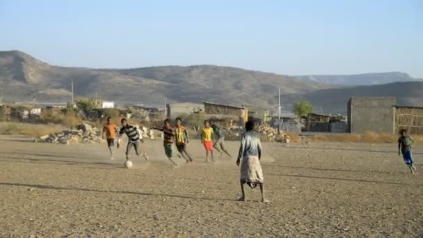 Los niños juegan fútbol — Vídeos de Stock