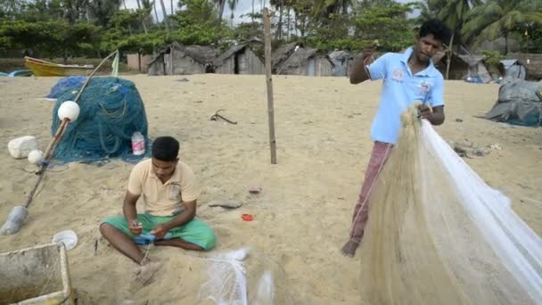 Fishermen repairing nets — Stock Video