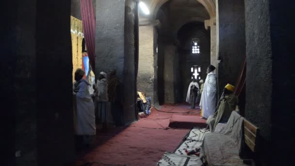 Pilgrims praying in the church — Stock Video