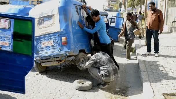 Los hombres cambian la rueda del coche — Vídeos de Stock