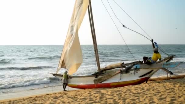 Човен фарбою вітрило oruwa — стокове відео