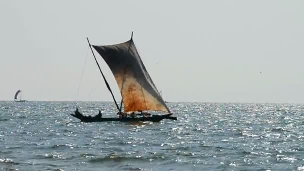 Barco de pesca no mar — Vídeo de Stock