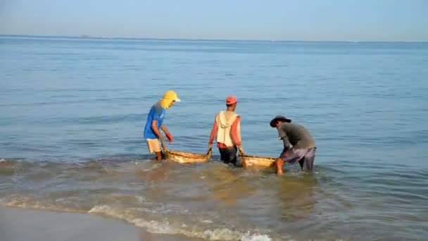 Pescadores limpieza de pescado — Vídeos de Stock