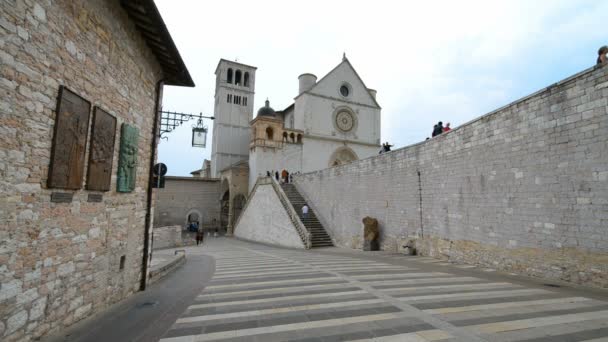 Pouliční scéna s bazilika St. Francis — Stock video