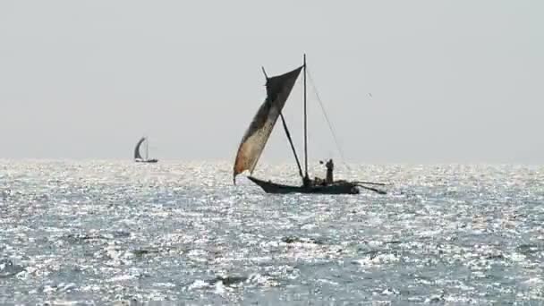 Barco de pesca no mar — Vídeo de Stock