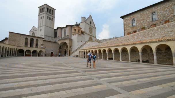 Street scene with Basilica of St. Francis — Stock Video