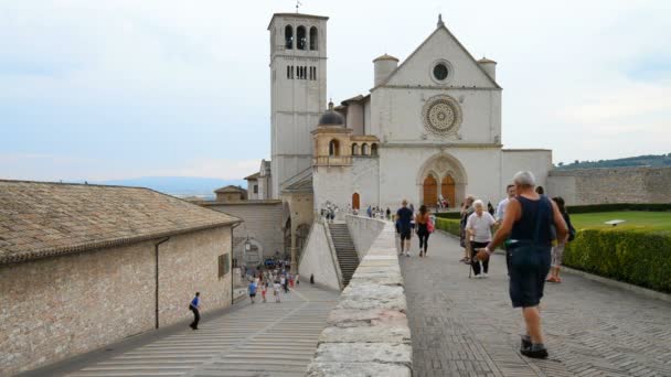 Straatbeeld met basiliek van St. Francis — Stockvideo