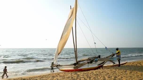 Barco con vela de pintura oruwa — Vídeos de Stock