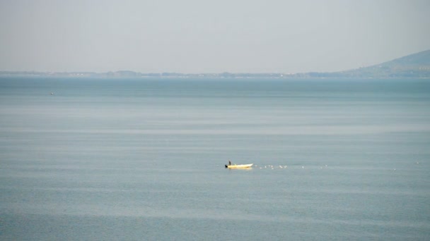 渔夫在特拉西梅湖 — 图库视频影像
