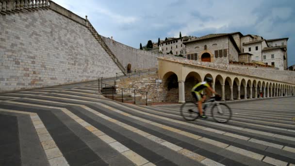 Person på gatan av Assisi — Stockvideo