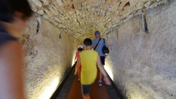 Menschen gehen durch den Tunnel, — Stockvideo