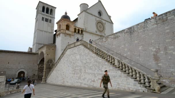 Straatbeeld met basiliek van St. Francis — Stockvideo