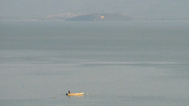 Pescador no Lago Trasimeno — Vídeo de Stock