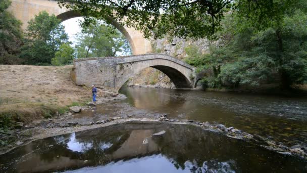 Puente de piedra sobre el río La Cure — Vídeo de stock