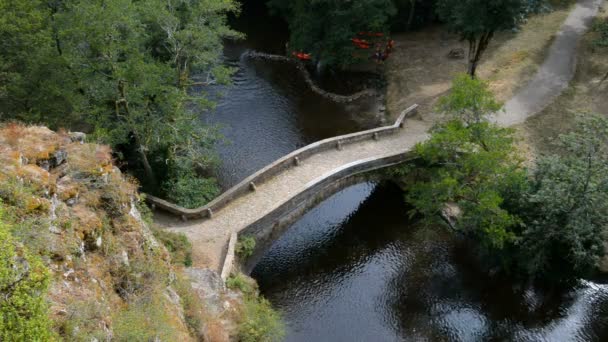 Кам'яний міст через річку Ла Cure — стокове відео