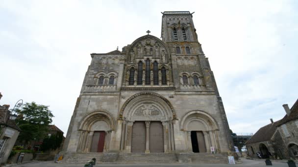 Beroemde Romaanse basiliek van Sint Magdalene — Stockvideo