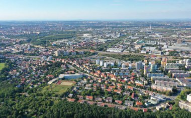 Çek Cumhuriyeti Prag 10 'daki Hostiva bölgesinin insansız hava aracı görüntüsü. Görüntü konut binaları, evler, yeşillikler, tren istasyonu, sanayi bölgesi ve Prag 'ın banliyö kentsel manzarasını oluşturan atık enerji santralini ele geçiriyor..