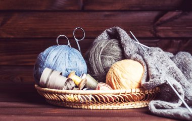 örgü, makas ve bobinleri bir sepet içinde ipliği
