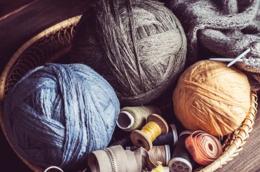 örgü, makas ve bobinleri bir sepet içinde ipliği